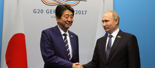 El presidente ruso, Vladímir Putin, y el primer ministro de Japón, Shinzo Abe - Sputnik Mundo