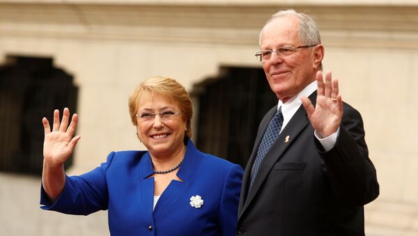 La presidenta chilena Michelle Bachelet con su par peruano Pedro Pablo Kuczynski La presidenta chilena Michelle Bachelet con su par peruano Pedro Pablo Kuczynski - Sputnik Mundo