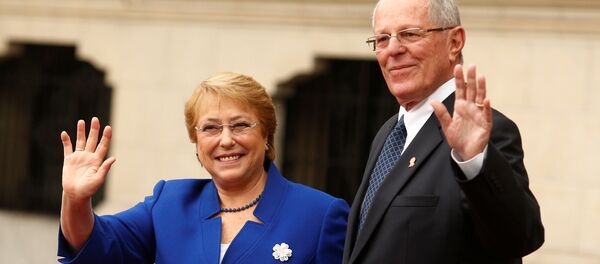 La presidenta chilena Michelle Bachelet con su par peruano Pedro Pablo Kuczynski - Sputnik Mundo