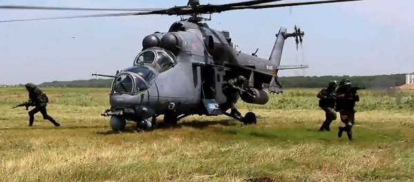 Militares rusos entrenan tácticas de desembarco aéreo desde un Mi-35M - Sputnik Mundo
