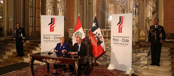 La presidenta chilena Michelle Bachelet con su par peruano Pedro Pablo Kuczynski - Sputnik Mundo