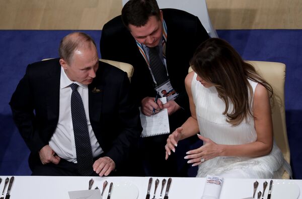 Vladímir Putin y Melania Trump - Sputnik Mundo