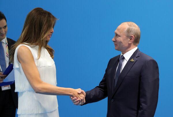 Vladímir Putin y Melania Trump - Sputnik Mundo