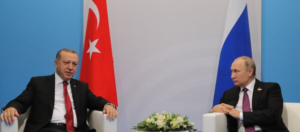 El presidente de Rusia, Vladímir Putin, con su par turco, Recep Tayyip Erdogan - Sputnik Mundo