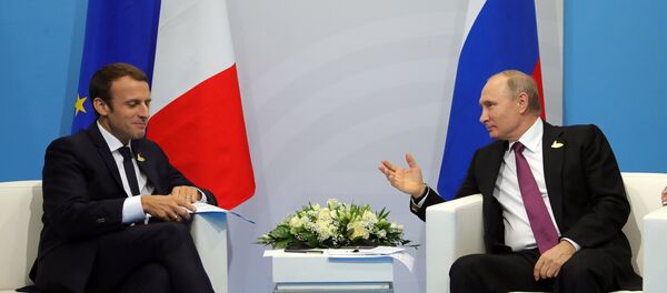 El presidente de Francia Emmanuel Macron y el presidente de Rusia Vladimir Putin en G20, Hamburgo - Sputnik Mundo
