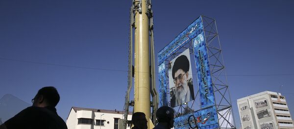 Maqueta del misil iraní Ghadr-F en Teherán. - Sputnik Mundo