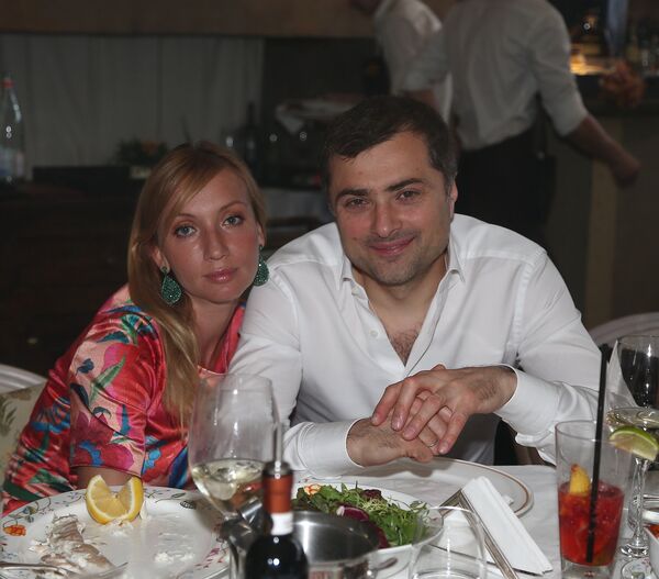 El asesor del presidente Vladímir Putin, Vladislav Surkov, con su mujer, Natalia Dubovítskaya. La pareja tiene tres hijos: Román, María y Timur. - Sputnik Mundo