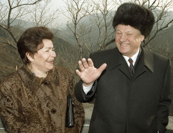 El expresidente de la Federación de Rusia, Borís Yeltsin, y su esposa Naina durante una visita a la Gran Muralla China, en 1992. - Sputnik Mundo