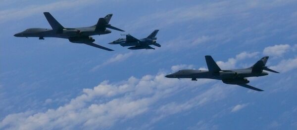 Un avión caza F-2, de la Fuerza Aérea de Japón, y los bombarderos estadounidenses B-1B Lancer - Sputnik Mundo