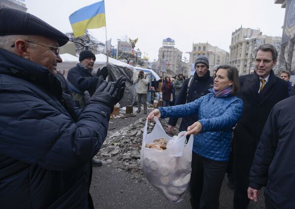 Victoria Nuland repartiendo pasteles en Kiev, durante Euromaidán en Ucrania - Sputnik Mundo