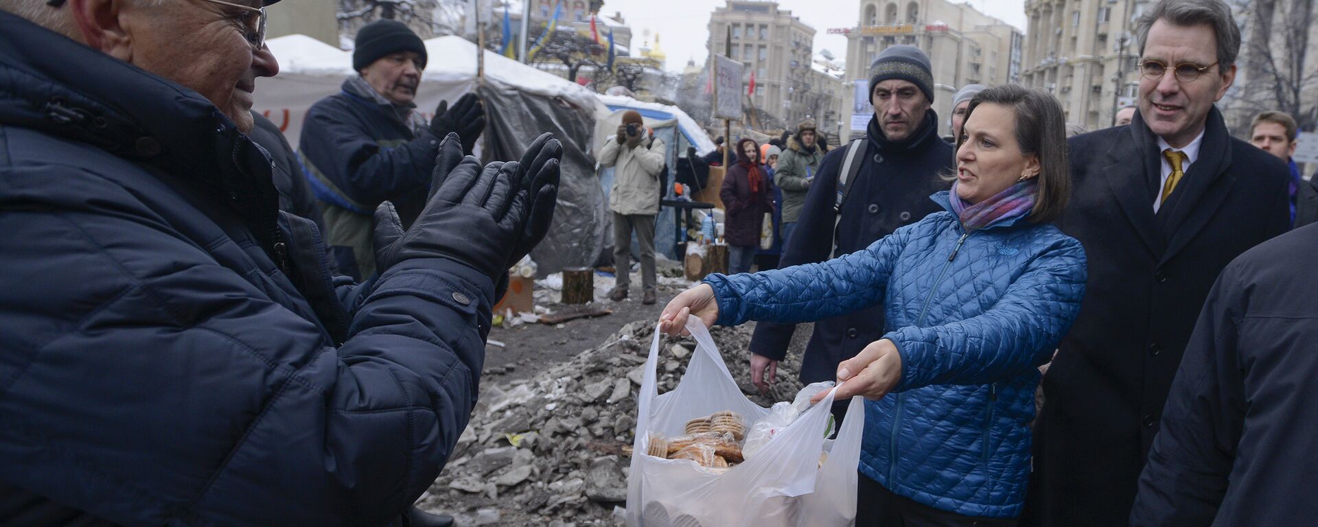 Victoria Nuland repartiendo pasteles en Kiev, durante el Euromaidán en Ucrania - Sputnik Mundo, 1920, 03.02.2024