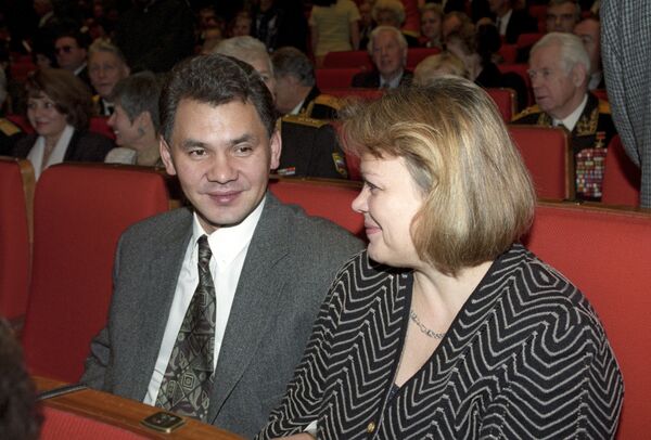 El actual ministro de Defensa de Rusia, Serguéi Shoigú, y su esposa, Irina, se casaron en 1976, cuando ambos estudiaban en la Universidad Politécnica Estatal de Krasnoyarsk, en Siberia. - Sputnik Mundo