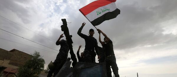 Los militares iraquíes celebran la liberación de la Ciudad Vieja de Mosul - Sputnik Mundo