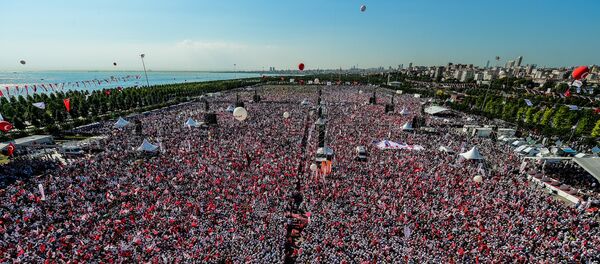 Una marcha de la oposición reúne miles de personas en Estambul - Sputnik Mundo