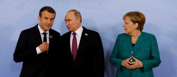 Los presidentes de Francia y Rusia, Emmanuel Macron y Vladímir Putin, y la canciller alemana, Angela Merkel - Sputnik Mundo