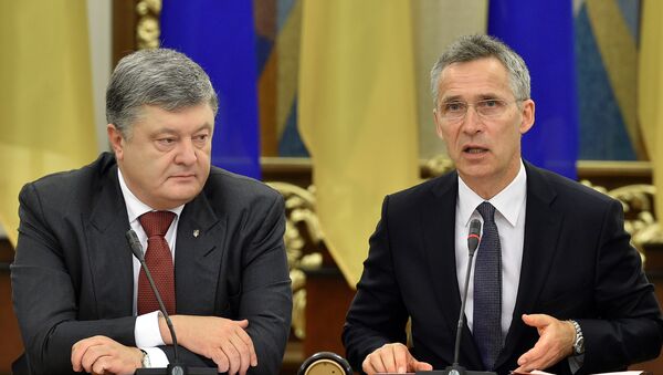 Presidente de Ucrania, Petró Poroshenko, secretario general de la OTAN, Jens Stoltenberg - Sputnik Mundo