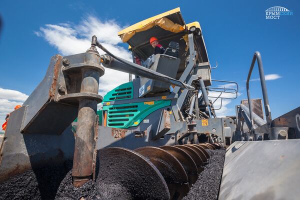 Se pone el asfalto en el puente de Crimea - Sputnik Mundo