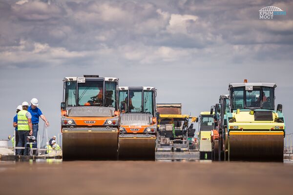 Se pone el asfalto en el puente de Crimea - Sputnik Mundo