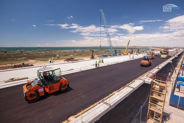 Se pone el asfalto en el puente de Crimea - Sputnik Mundo