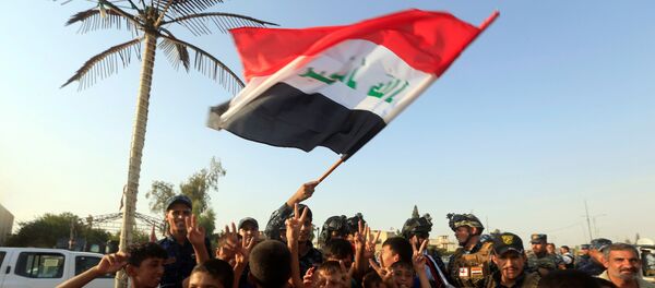 Iraquíes celebrando la liberación de Mosul, Irak (archivo) - Sputnik Mundo