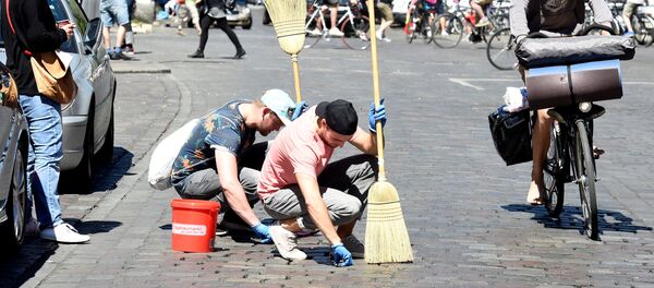 La gente limpia las calles de Hamburgo después de la cumbre del G20 - Sputnik Mundo
