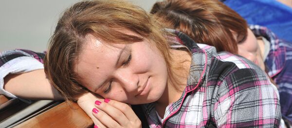 Una estudiante rusa durmiendo - Sputnik Mundo