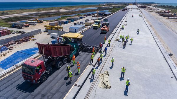 Puesta de asfalto en el puente de Crimea - Sputnik Mundo