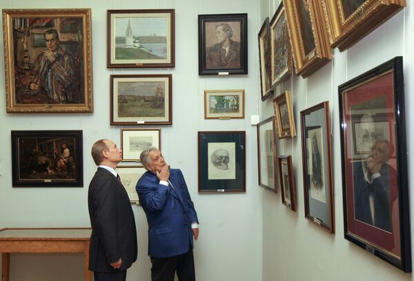 Iliá Glazunov mostrando sus obras al presidente ruso Vladímir Putin - Sputnik Mundo