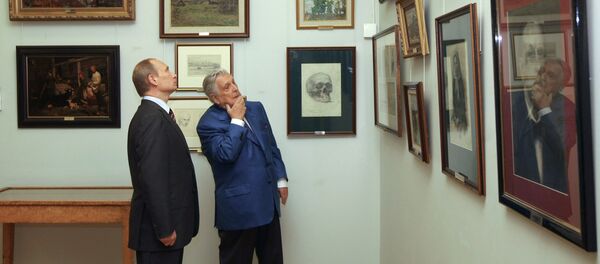 El artista Iliá Glazunov mostrando sus obras al presidente ruso Vladímir Putin - Sputnik Mundo