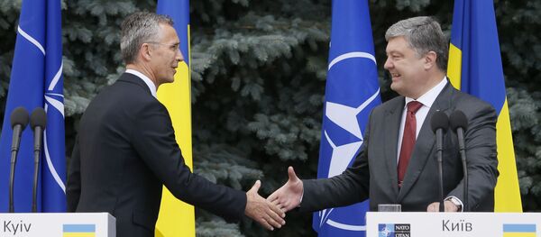 El secretario general de la OTAN, Jens Stoltenberg, y el presidente de Ucrania, Petró Poroshenko El secretario general de la OTAN, Jens Stoltenberg, y el presidente de Ucrania, Petró Poroshenko - Sputnik Mundo
