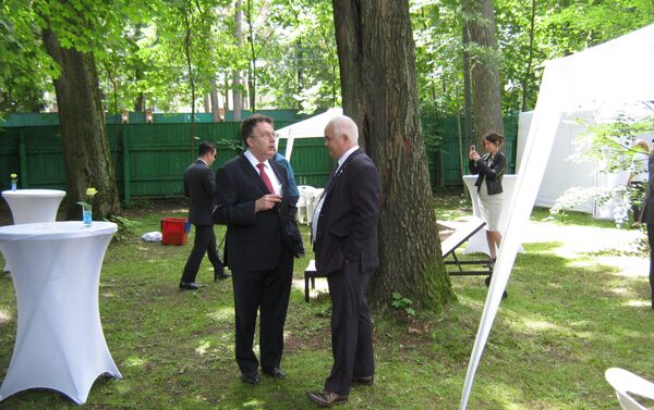 A. Schetinin (iz) y E. Lozada, embajador de Cuba - Sputnik Mundo