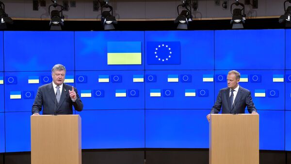 Las banderas de Ucrania y la UE Las banderas de Ucrania y la UE - Sputnik Mundo