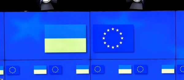 Las banderas de Ucrania y la UE - Sputnik Mundo