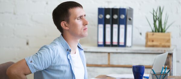 Un empleado estresado en la oficina - Sputnik Mundo