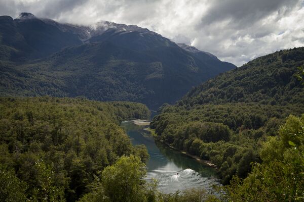 Arrayanes river that links Futalaufquen and Verde lakes at Los Alerces national park in the Patagonian province of Chubut, Argentina - Sputnik Mundo