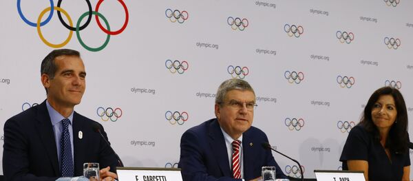 Presidente del COI, Thomas Bach, alcaldes de Los Ángeles y París, Eric Garcetti y Anne Hidalgo - Sputnik Mundo