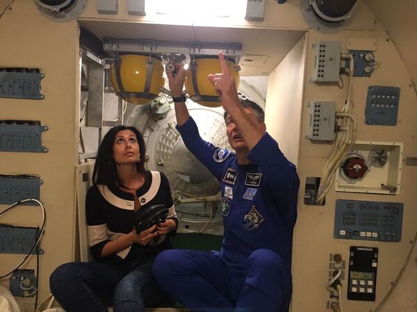 La directora de cine Alessandra Bonavina y el  astronauta Paolo Nespoli (Italia) - Sputnik Mundo