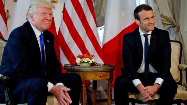 Donald Trump, presidente de EEUU y Emmanuel Macron, presidente de Francia - Sputnik Mundo