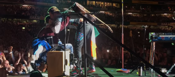 Captura de pantalla de vídeo de un concierto de Coldplay en Dublín - Sputnik Mundo