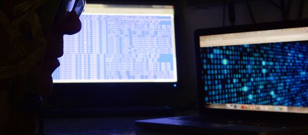 Un hombre delante de una pantalla de ordenador - Sputnik Mundo