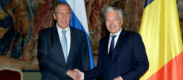 Serguéi Lavrov, ministro de Exteriores de Rusia, y su homólogo belga, Didier Reynders - Sputnik Mundo