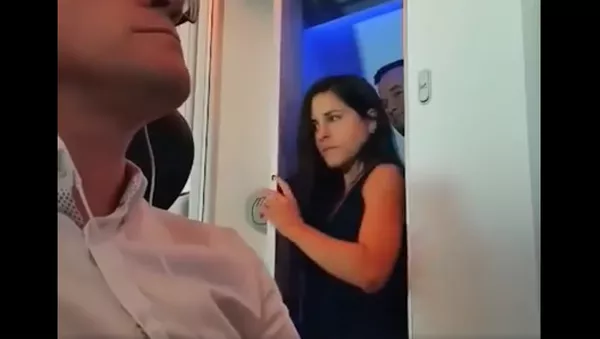 Un vídeo filmado por el pasajero de un avión muestra a una pareja saliendo a hurtadillas del baño en pleno vuelo - Sputnik Mundo