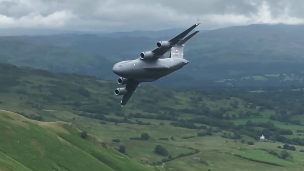 Un enorme C-17 estadounidense surca los cielos en el Reino Unido - Sputnik Mundo