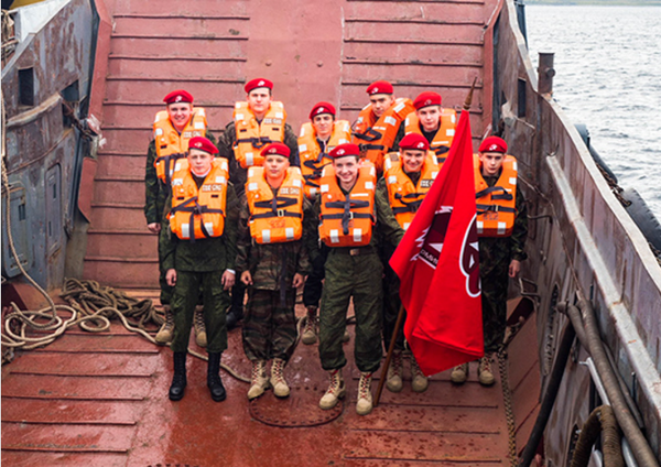 Cadetes de Yunarmia durante las labores de limpieza de la isla rusa de Kildin - Sputnik Mundo