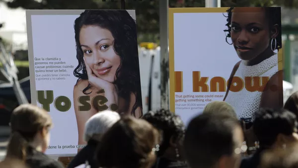 Carteles de un programa para proporcionar a las mujeres jóvenes unos kits de pruebas de detección de enfermedades de transmisión sexual - Sputnik Mundo