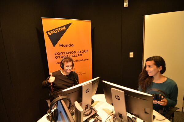 El viajero ruso Oleg Jaritónov en los estudios de Sputnik, Uruguay - Sputnik Mundo