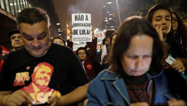 Partidarios de expresidente brasileño Luiz Inácio Lula da Silva - Sputnik Mundo