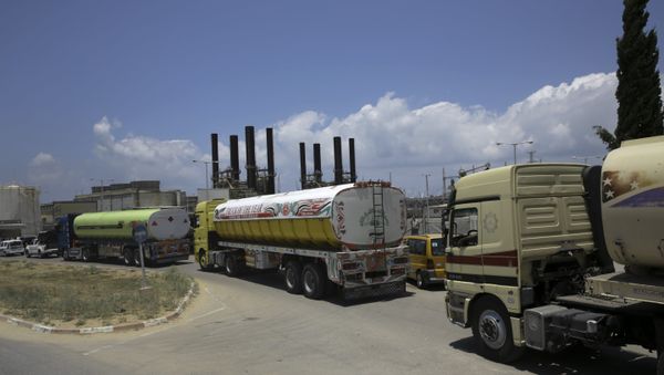 Los camiones entregan combustible a la planta eléctrica de la Franja de Gaza (archivo) Los camiones entregan combustible a la planta eléctrica de la Franja de Gaza (archivo) - Sputnik Mundo