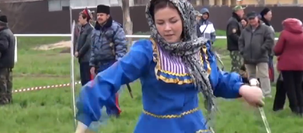 Una muchacha rusa exhibiendo sus habilidades con las shashkas Una muchacha rusa exhibiendo sus habilidades con las shashkas - Sputnik Mundo