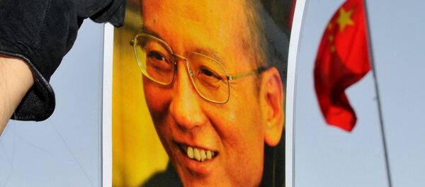 El retrato del disidente chino y premio Nobel de la Paz, Liu Xiaobo, y la bandera de China - Sputnik Mundo
